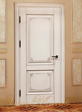 Межкомнатные двери из массива белого цвета с патиной
