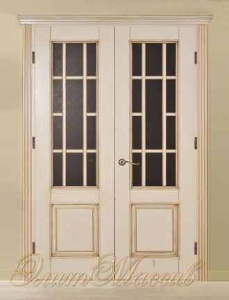 Белые классические межкомнатные двери из массива с патиной и стеклом