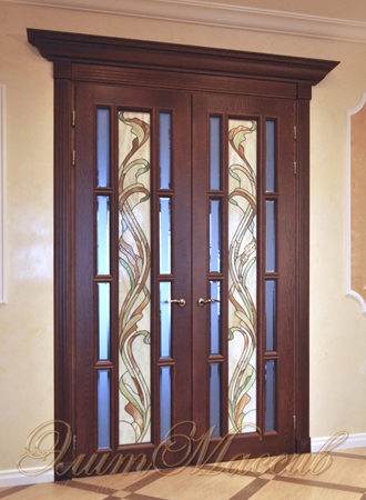 Двойные классические двери из массива коньячного цвета с витражом