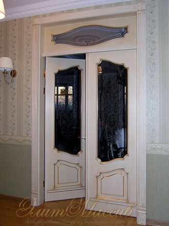 Белые межкомнатные двери со стеклом и фрамугой