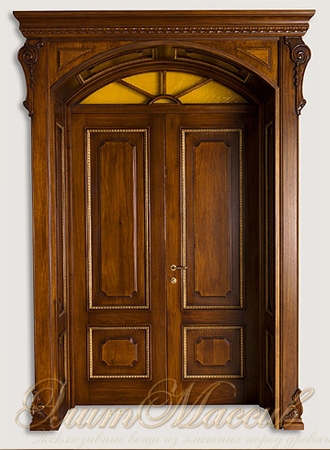 Межкомнатные двери нестандартного размера из массива с резьбой и фрамугой