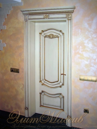 Межкомнатные двери из массива цвета слоновая кость с бронзовой патиной и резьбой