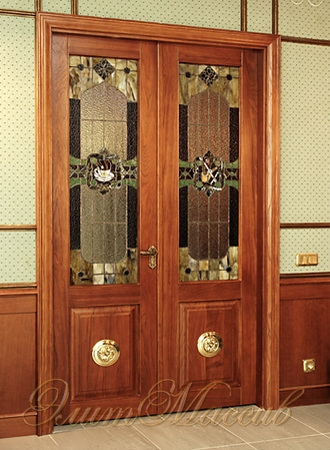 Темные межкомнатные двери нестандартного размера из массива с витражами Тиффани