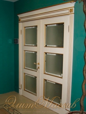 Белые межкомнатные двойные двери со стеклом из массива с золотой патиной