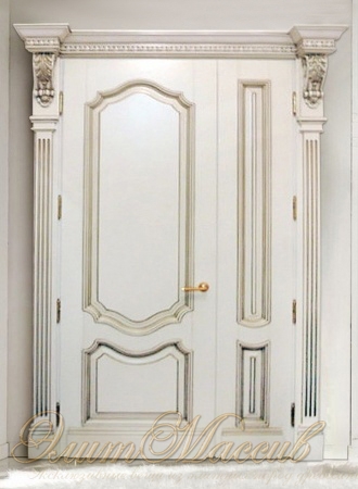 Полуторные двери из массива белого цвета с бронзовой патиной