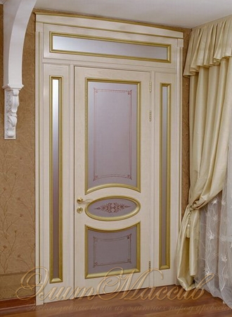 Межкомнатные двери из массива белого цвета нестандартного размера с фрамугой