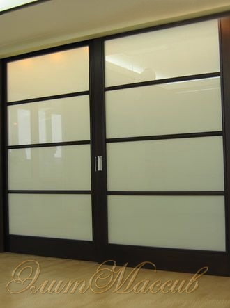 Темные раздвижные стеклянные двери из массива цвета венге