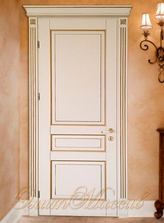 Межкомнатные двери из массива белого цвета с патиной на три филенки
