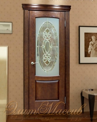 Классические межкомнатные двери из массива кофейного цвета с витражом Тиффани