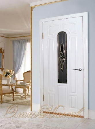 Межкомнатные двери из массива ольхи белого цвета с витражом