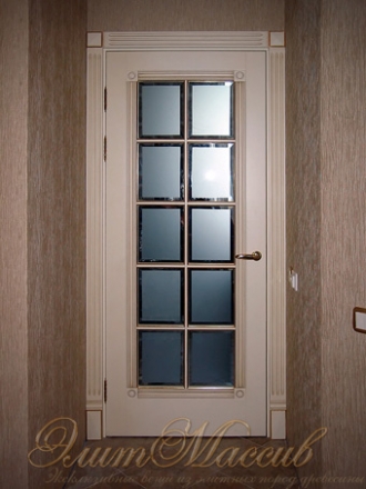 Светлые межкомнатные двери типа английская решетка из массива с патиной